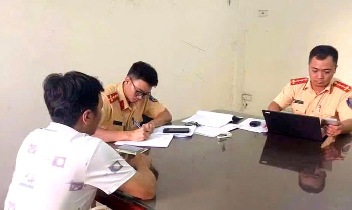 Nhiều trường hợp xe ô tô biển trắng không đăng ký kinh doanh bị lực lượng Cảnh sát giao thông Công an tỉnh Thanh Hoá xử phạt.