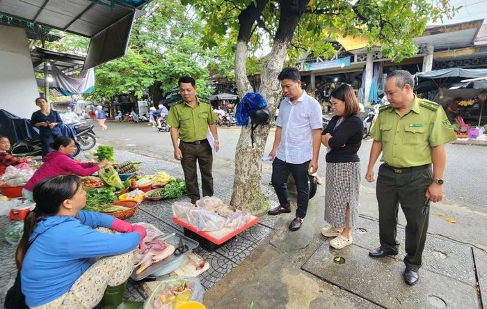 Lực lượng chức năng kiểm tra tại chợ Tây Lộc, TP Huế.