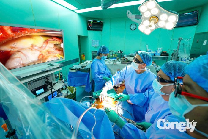 Phẫu thuật viên theo dõi hình ảnh nội soi phóng đại trong quá trình đánh giá và sửa tổn thương van hai lá.