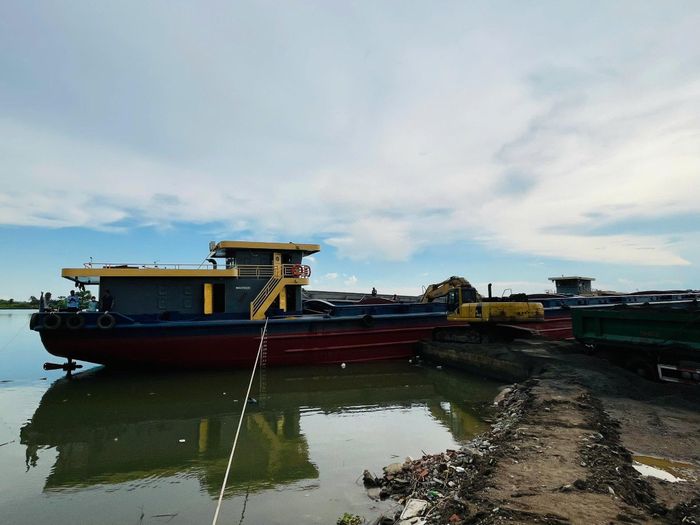 Phương tiện thủy neo đậu để xếp dỡ tại vị trí chưa công bố, cấp phép hoạt động tại địa bàn xã Thư Vũ, tỉnh Hưng Yên. (Ảnh: CAHY).