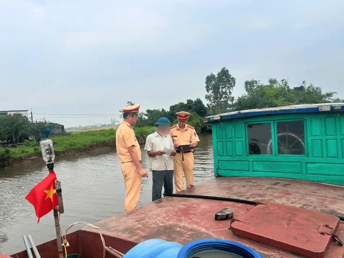 Lực lượng chức năng đang tiến hành kiểm tra phương tiện thủy. (Ảnh: CAHY).