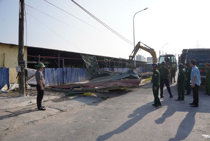 Huy động máy móc, nhân lực cưỡng chế tháo dỡ công trình vi phạm.