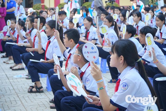 Học sinh tham gia trả lời trò chơi qua câu đố vui.