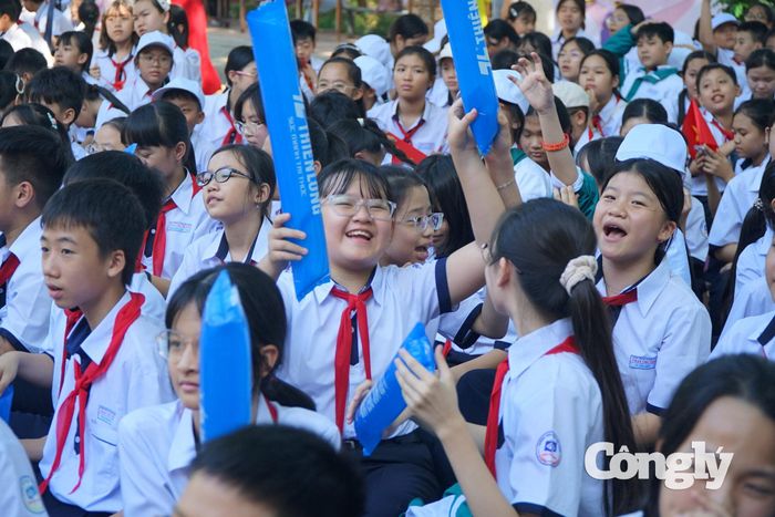 Học sinh reo vui khi tham gia chương trình "Chia sẻ cùng thầy cô” năm 2026.