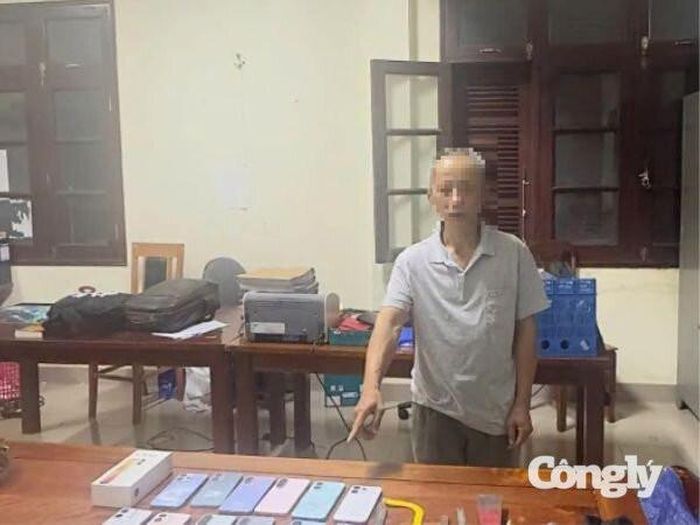 Tại cơ quan Công an, Nguyễn Tiến Khanh đã khai nhận hành vi trộm cắp tài sản tại cửa hàng Điện Máy Xanh. (Ảnh: Công an tỉnh Quảng Trị)