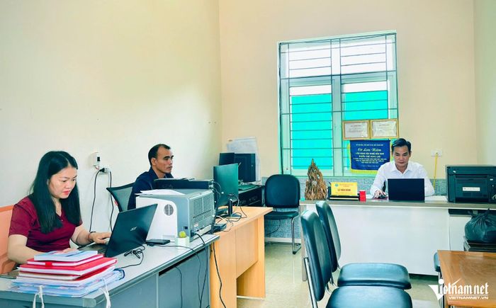Các cán bộ Trung tâm Cung ứng dịch vụ công xã Tam Chung làm cả ngày cuối tuần. Ảnh: Lê Dương