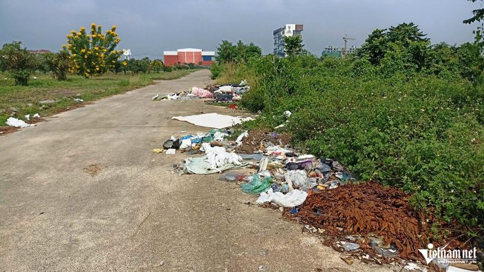 Rác thải vứt bừa bãi ở các tuyến đường nội khu của dự án.