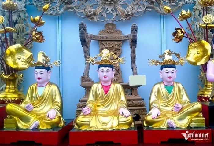 Theo Giáo sư Onishi Kazuhiko, từ thế kỷ 17 đến thế kỷ 18, các vị thần nam này dần nhường chỗ cho Tam tòa Thánh Mẫu và Tứ phủ Thánh Mẫu của tín ngưỡng bản địa.