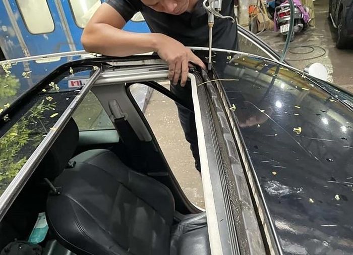 Sau thời gian sử dụng, bụi bẩn, lá cây và các tạp chất có thể tích tụ ở rãnh thoát nước, khiến dòng nước bị tắc nghẽn. Ảnh: DBCare