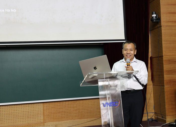 PGS.TS. Vũ Đình Hoàng trình bày bài giảng "Khi một chút bất đối xứng trở thành áp đảo”. Ảnh: HP