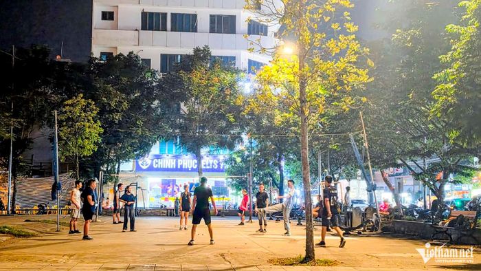Bên ngoài mọi hoạt động vẫn diễn ra bình thường