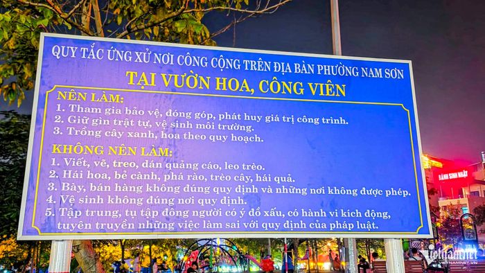Bảng quy tắc ứng xử nơi công công được lực lượng chức năng đặt ở công viên Lãm Làng