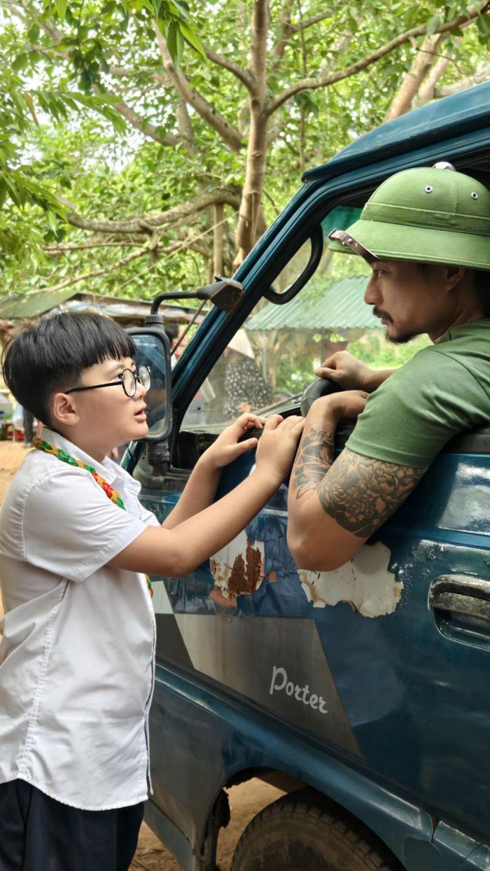  Minh Xíu diễn cùng Huyền Lizzie, Doãn Quốc Đam và Duy Hưng trong 'Căn nhà không mái che'. 