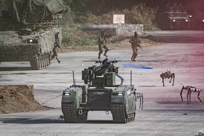 Máy bay không người lái, phương tiện mặt đất đa năng không người lái và robot bốn chân đi phía trước binh lính khi một chiếc drone che khuất tầm nhìn của kẻ thù. Ảnh: Quân đội Hàn Quốc