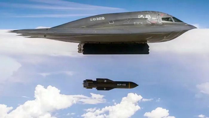 Máy bay B-2 thả bom GBU-57 MOP trong chuyến bay thử nghiệm. Ảnh: USAF