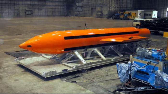 Quả bom Massive Ordnance Air Blast (MOAB) đang được chuẩn bị cho cuộc thử nghiệm tại Trung tâm Khí tài Không quân Eglin ở bang Florida ngày 11/3/2003. Ảnh tư liệu: Bộ Quốc phòng Mỹ/firstpost.com