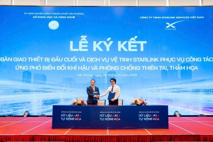 Giám đốc Sở Khoa học và Công nghệ Hải Phòng Nguyễn Cao Thắng cùng đại diện Công ty TNHH Starlink Services Việt Nam ký kết biên bản bàn giao thiết bị đầu cuối và dịch vụ vệ tinh Starlink phục vụ công tác ứng phó biến đổi khí hậu, phòng chống thiên tai.