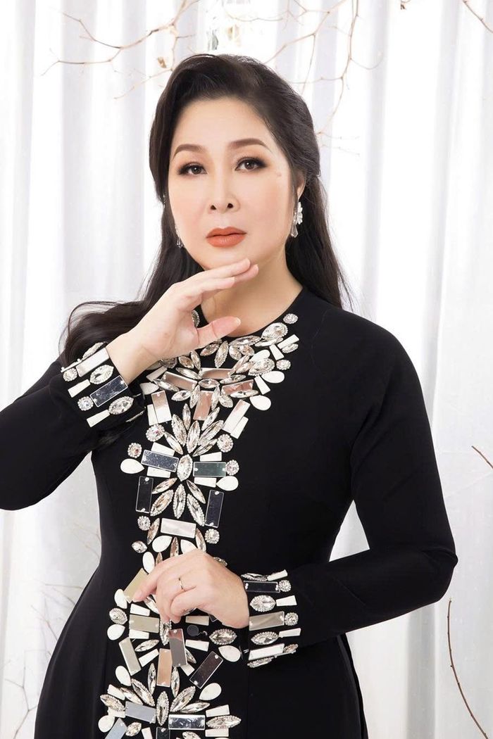 Ca sĩ Lan Quỳnh (trái), NSND Hồng Vân đều từng lao đao vì lộ tin nhắn trong nhóm chat kín. Ảnh: Tư liệu