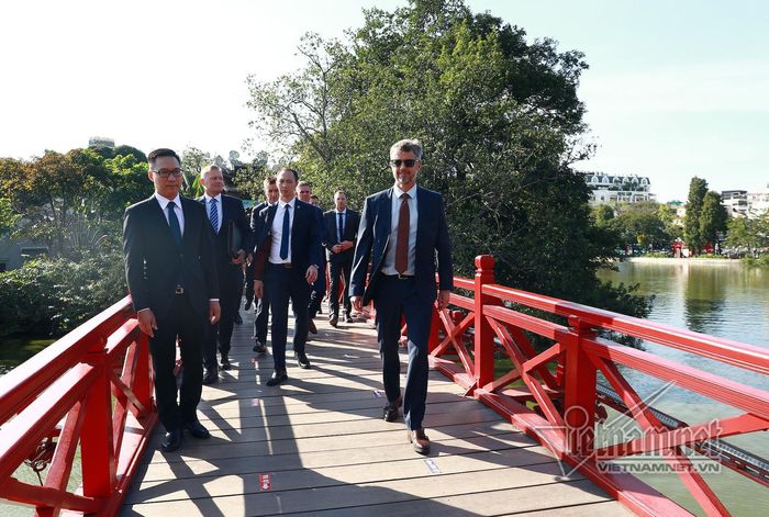 Nhà vua Đan Mạch Frederik trên cương vị Thái tử thăm Hồ Gươm và đền Ngọc Sơn hồi tháng 11/2022. Ảnh: Phạm Hải