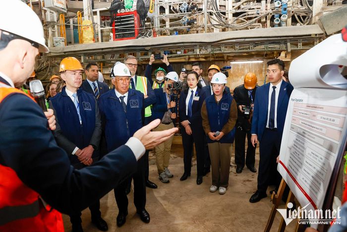 Chủ tịch Hội đồng châu Âu Antonio Costa cùng một số đại sứ các nước châu Âu tham quan dự án metro tuyến số 3 tại Hà Nội và Văn Miếu - Quốc Tử Giám hồi đầu năm nay. Ảnh: Phạm Hải