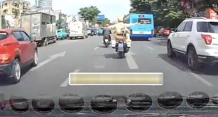 Cán bộ, chiến sĩ của Đội CSGT đường bộ số 14 mở đường cho xe đưa nạn nhân đi cấp cứu. Ảnh chụp màn hình