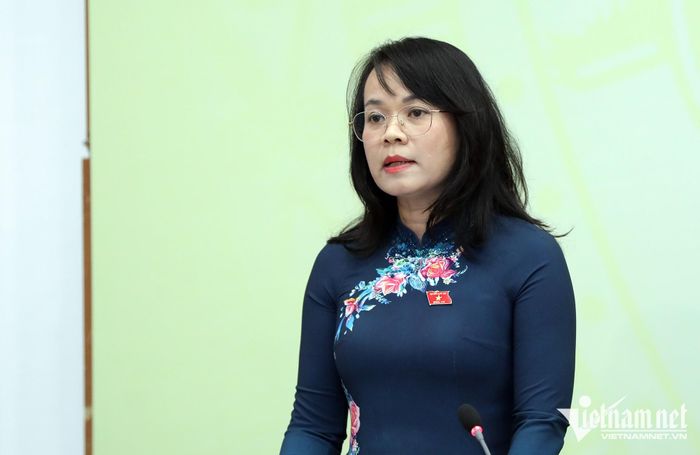 Bà Phạm Thị Hồng Yến trả lời báo chí