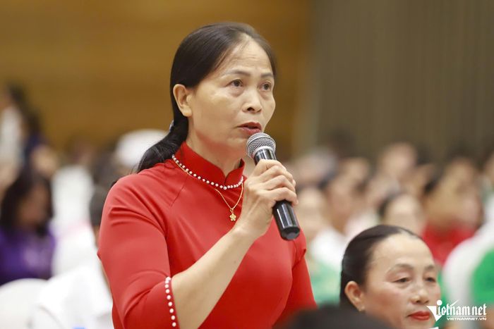 Các hội viên nông dân đặt câu hỏi với lãnh đạo Bộ Công an và Trung ương Hội Nông dân Việt Nam. Ảnh: Đình Hiếu