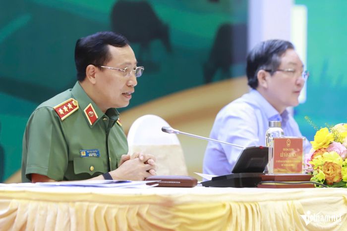 Thượng tướng Lê Văn Tuyến, Thứ trưởng Bộ Công an và ông Lương Quốc Đoàn,Chủ tịch BCH Trung ương Hội Nông dân Việt Nam, chủ trì buổi đối thoại. Ảnh: Đình Hiếu