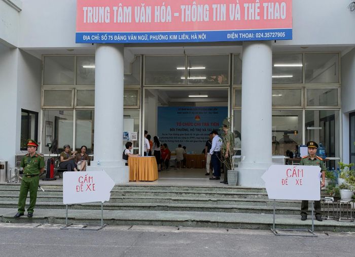 Chiều nay, lực lượng công an đảm bảo an ninh nghiêm ngặt tại khu vực chi trả tiền giải phóng mặt bằng. Ảnh: Nguyên Bảo