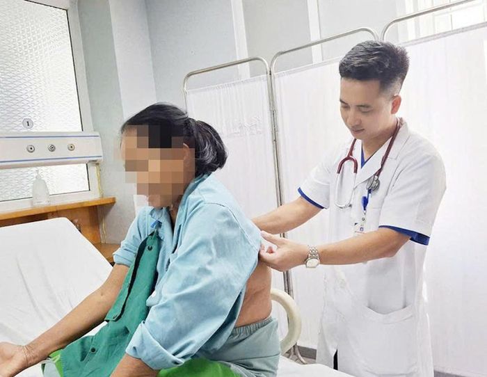ThS.BS Bùi Tất Luật thăm khám cho người bệnh trước khi xuất viện. Ảnh: BVCC