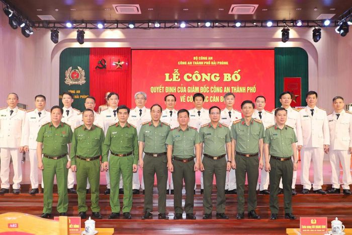 Ban Giám đốc Công an TP Hải Phòng chụp ảnh lưu niệm với 13 trưởng phòng được điều động, bổ nhiệm