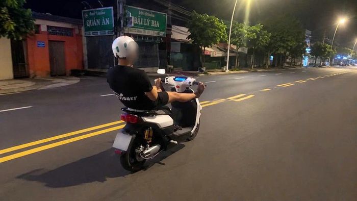 Nam sinh điều khiển xe máy điện bằng chân và đăng clip lên mạng câu view. Ảnh: CACC