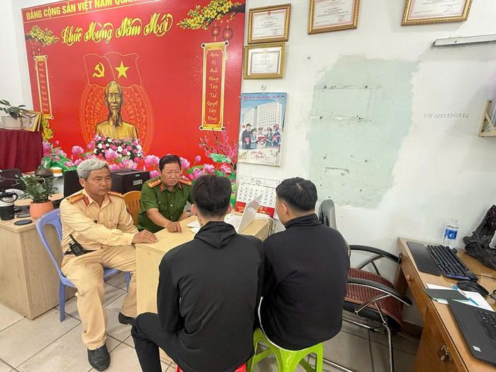 Đội CSGT An Sương vừa phối hợp với Công an xã Xuân Thới Sơn mời 8 thanh niên điều khiển xe gắn máy đi vào đường cấm để lập biên bản xử lý. Ảnh: CACC