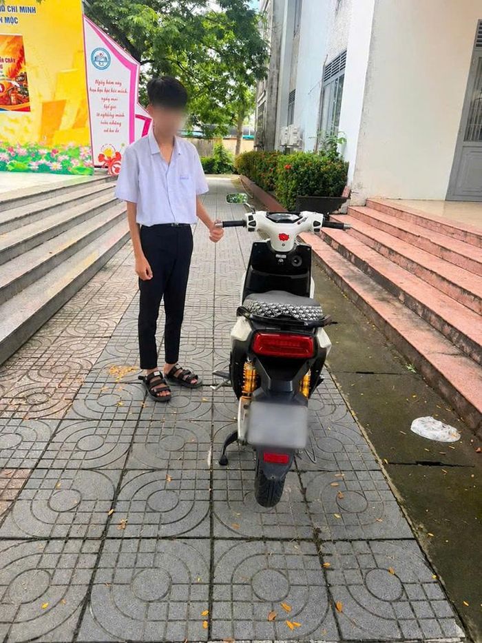 Nam sinh lớp 9 bị xử phạt hành chính và tạm giữ phương tiện. Ảnh: CA