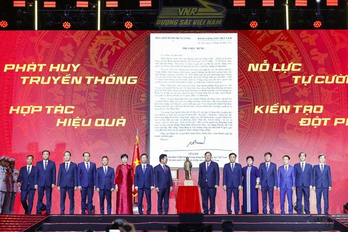 Phó Thủ tướng thường trực Phạm Gia Túc trao thư chúc mừng của Tổng Bí thư, Chủ tịch nước Tô Lâm tặng Tập đoàn Đường sắt quốc gia Việt Nam. Ảnh: Như Liên