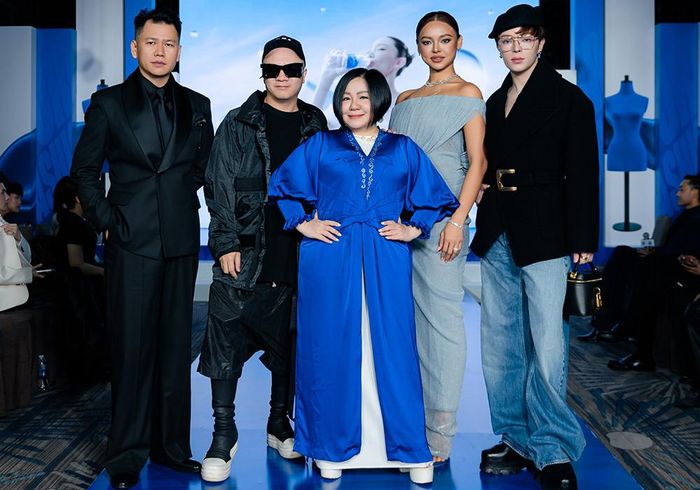 Bà Trang Lê cùng ban giám khảo và host của "Nhà thiết kế trẻ Việt Nam". 