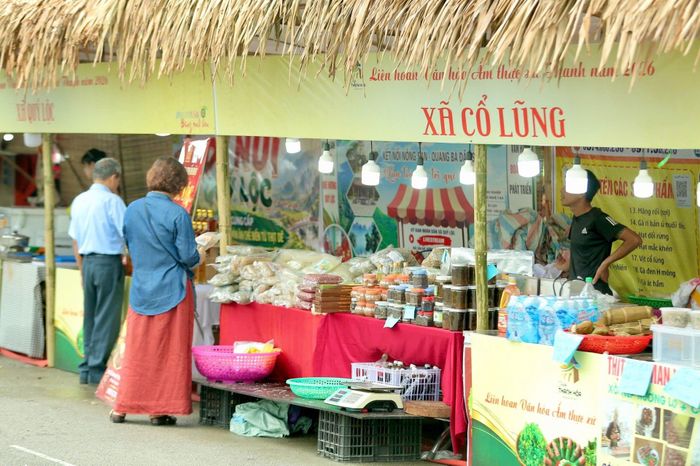 Việc kết hợp mua sắm với trải nghiệm văn hóa, ẩm thực cũng mở rộng cơ hội tiêu thụ sản phẩm, gắn kích cầu thương mại với phát triển du lịch.