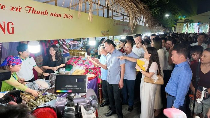 Chủ tịch UBND tỉnh Thanh Hóa Tô Anh Dũng cùng các đại biểu t tham quan không gian văn hóa, ẩm thực tại Liên hoan Văn hóa ẩm thực xứ Thanh 2026. Ảnh: XTĐTTH