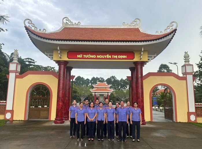 Tập thể Viện kiểm sát nhân dân khu vực 7, tỉnh Vĩnh Long chụp ảnh lưu niệm.