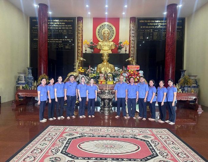  Đoàn chụp ảnh lưu niệm tại khuôn viên đền thờ Nữ tướng Nguyễn Thị Định.