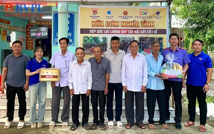  Đại diện các đơn vị Đoàn trao tặng quà tri ân hộ gia đình hỗ trợ lực lượng tìm kiếm, quy tập hài cốt liệt sĩ.