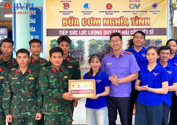  Đại diện các đơn vị Đoàn trao tặng quà, động viên cán bộ, chiến sĩ Đội tìm kiếm, quy tập hài cốt liệt sĩ.
