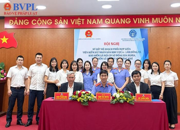  Các đại biểu tham dự cùng chụp hình lưu niệm.