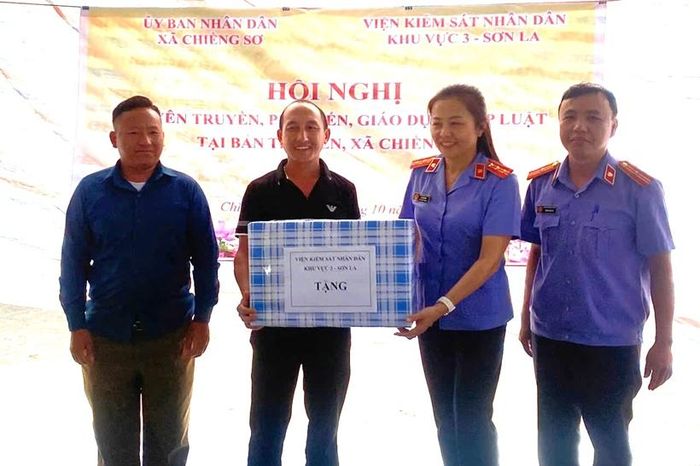  VKSND khu vực 3 tặng quà cho đại diện người dân bản Tin Tiến.