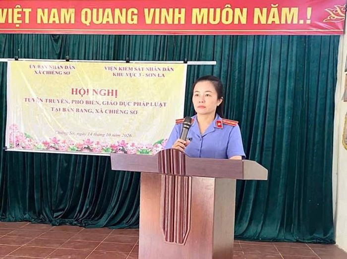  Đồng chí Lò Thị Kim, Phó Viện trưởng VKSND khu vực 3 phát biểu tại buổi tuyên truyền.