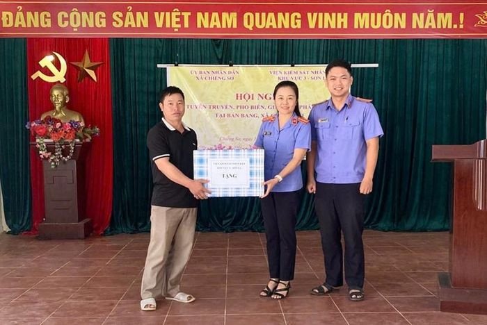 VKSNDkhu vực 3 tặng quà cho đại diện người dân bản Bang.