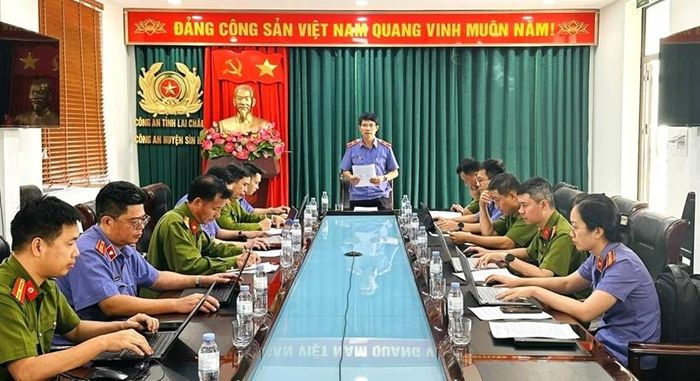 Đoàn kiểm tra làm việc tại Công an xã Sìn Hồ.