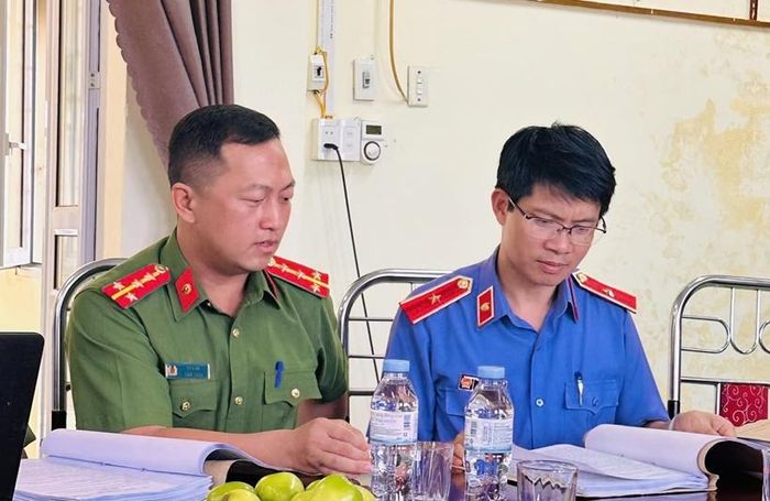 Đồng chí Nguyễn Xuân Hòa, Phó Viện trưởng VKSND tỉnh Lai Châu trực tiếp kiểm tra hồ sơ, sổ sách.
