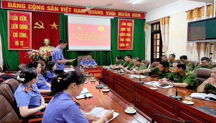  Đồng chí Nguyễn Việt Thắng - Phó Viện trưởng VKSND khu vực 4 thông qua quy chế.