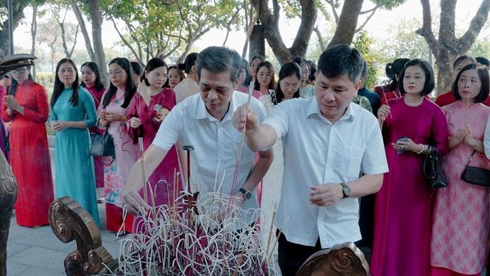 Đoàn đại biểu VKSND tỉnh Ninh Bình dâng hương tưởng niệm tại Khu di tích.